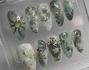 Ongles en marbre vert - Ongles luxueux à presser, accent dorés