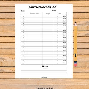 Op de afbeelding: Een witte Daily Medication Log-vel met een potlood op een houten oppervlak. Het logboek bevat secties voor datum, medicijnnaam, dosering en tijd, met ruimte voor 20 items. De tekst "Daily Medication Log" staat bovenaan. Het CalmPagesLab-logo staat onderaan.