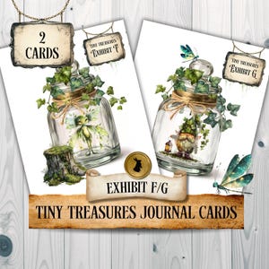 Puede incluir: Dos tarjetas de diario con ilustraciones de hadas y gnomos dentro de frascos de vidrio, adornadas con hiedra y atadas con hilo. Las tarjetas están etiquetadas como "Exhibit F/G" y "Tiny Treasures Journal Cards."