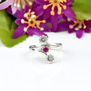 Anillo de rubí con forma de flor, anillo minimalista con piedras preciosas y diseño floral, regalo para ella.