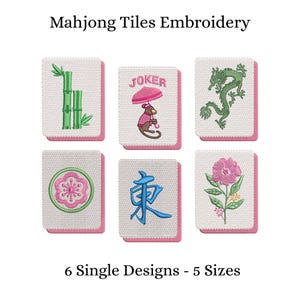 Puede incluir: Diseños bordados de fichas de Mahjong. La imagen muestra seis fichas diferentes con varios diseños, incluyendo tallos de bambú, un mono con un paraguas, un dragón, una flor, un círculo y un carácter chino. El texto dice "Mahjong Tiles Embroidery" y "6 Single Designs - 5 Sizes."