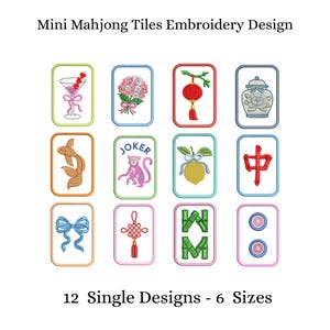 Op de afbeelding: Mini Mahjong Tiles Embroidery Design met 12 individuele ontwerpen in 6 maten. De afbeelding toont twaalf rechthoekige tegels met geborduurde motieven, waaronder een cocktail, bloemen, lantaarn, vaas, vis, aap, citroen, karakter, strik, knoop, bamboe en cirkels.
