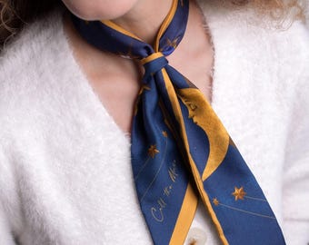 Bufanda estrecha de seda Mulberry – Estampado de sol y luna celestiales, cinta para el cuello con el zodíaco, regalo astrológico único para ella.