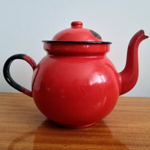 Théière en émail, théière en émail polonais, théière en étain, rouge et noir, milieu du siècle, décoration rustique, cuisine rustique, décoration d'intérieur, maison des années 50