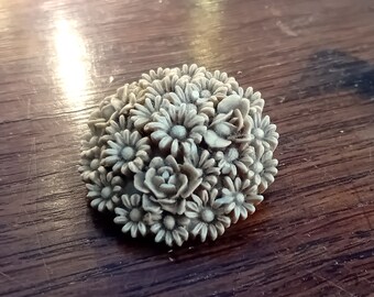 1950s Plastic Daisy Brooch