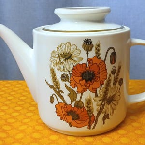 J & G Meakin Poppy 1.5 Pint Teapot