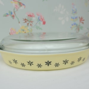 Vintage Pyrex Gaiety Casserole Dish: Yellow Snowflake Tableware