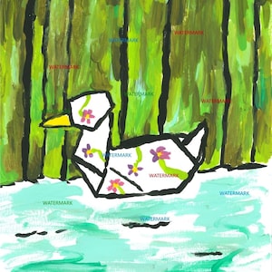 Puede incluir: Pintura original de un pato de origami blanco con acentos florales morados y rosas flotando en un estanque turquesa. El fondo presenta árboles verdes con troncos negros, creando una escena serena inspirada en la naturaleza.