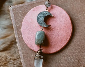 silver lining. a grey crystalized moon + a labradorite stone + quartz necklace.