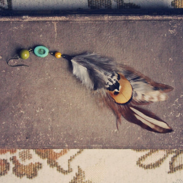 rayni.  a stripey single beaded feather earring.