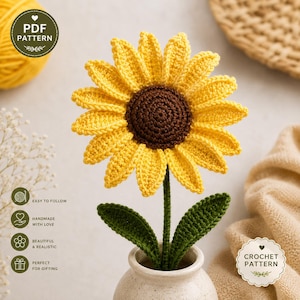 Puede incluir: Un girasol de ganchillo con pétalos de color amarillo brillante y un centro marrón oscuro, unido a un tallo verde con dos hojas verdes. La flor está colocada en un jarrón pequeño de color claro. El texto en la imagen incluye PDF PATTERN y CROCHET PATTERN.