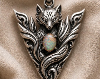 Colgante de zorro con ópalo, escudo en V de nueve colas con cabujón ovalado, collar de plata de ley oxidada, regalo artesanal.