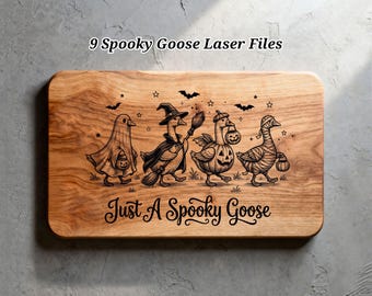 Könnte beinhalten: Ein rechteckiges Holzbrett mit einer Lasergravur von vier Gänsen in Halloween-Kostümen, darunter ein Geist, eine Hexe, ein Kürbis und eine Mumie. Der Text 9 Spooky Goose Laser Files und Just A Spooky Goose ist eingraviert.