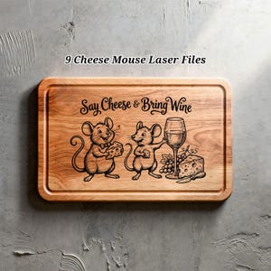 Op de afbeelding: Houten snijplank met gegraveerd ontwerp. Toont twee cartoonmuizen, een met kaas, de andere met een wijnglas. Tekst luidt "Say Cheese & Bring Wine". Bevat een wijnglas, druiven en kaas. De tekst "9 Cheese Mouse Laser Files" staat bovenaan.