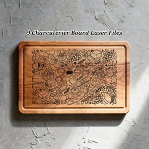 Puede incluir: Una tabla de charcutería rectangular de madera con un borde empotrado. La tabla está grabada con ilustraciones de queso, uvas, aceitunas y otros alimentos. El texto en la tabla incluye "BRIE", "CHEDDAR" y "OLIVES". El texto "9 Charcuterier Board Laser Files" está arriba.