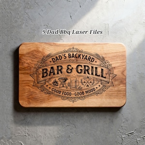 Puede incluir: Tabla de cortar rectangular de madera con esquinas redondeadas. Grabado con "DAD'S BACKYARD BAR & GRILL" en una pancarta decorativa, con imágenes de una parrilla, jarra de cerveza y utensilios cruzados. También incluye el texto "GOOD FOOD - GOOD MOOD". El texto "9 Dad Bbq Laser Files" está en la parte superior.