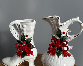 ヴィンテージクリスマスクリーマー＆ブーツベースセット、ヒイラギと赤いリボンが付いた白い陶器のホリデーデコレーション、1970年代