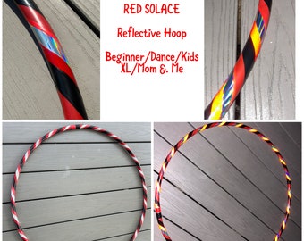 Könnte beinhalten: Ein reflektierender Reifen in Rot, Schwarz und Weiß mit einem silbernen Streifen. Der Reifen ist mit "RED SOLACE Reflective Hoop Beginner/Dance/Kids XL/Mom & Me" beschriftet.