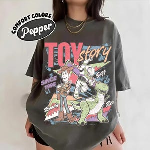 Comfort Colors Disney Toy Story 1995 Retro PNG, Camiseta Woody Buzz Lightyear Rex, Disney Pixar Fest, Viaje de vacaciones familiares a WDW Disneyland