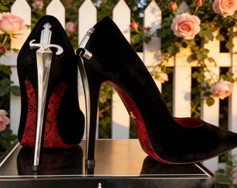 Sapatos de salto agulha em couro preto com bico fino e forro vermelho | Sapatos elegantes para convidadas de casamento no Dia dos Namorados | Personalize com etiquetas ou nomes