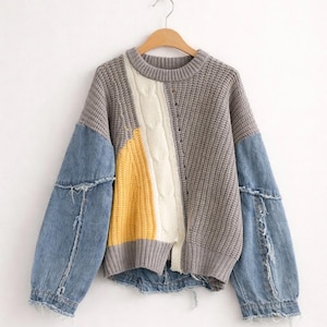 デニム袖の手編みパッチワークニットセーター、カラーブロックチャンキープルオーバー、オーバーサイズステートメントセーター