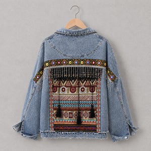 Chaqueta vaquera de patchwork hecha a mano con flecos, chaqueta vaquera bohemia étnica bordada, abrigo vaquero reciclado