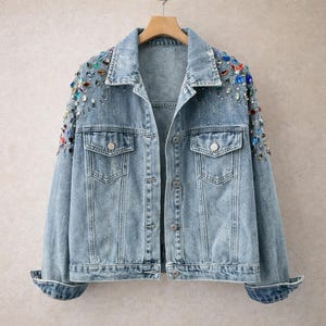 Giacca di jeans Gemma impreziosita da gemme – Giacca di jeans rielaborata con spalle decorate con gemme colorate, giacca di jeans riciclata di grande impatto.