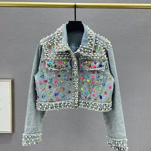 Chaqueta vaquera Gem Parade / Vaquero reutilizado a mano, pieza única / Chaqueta vaquera colorida con pedrería / Chaqueta corta adornada con perlas