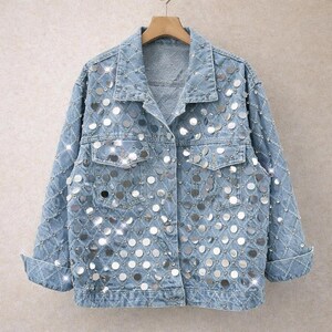 Puede incluir: Un juego de tres tazas de cerámica con un acabado mate moteado. Las tazas son en tonos crema, gris claro y gris oscuro. Cada taza tiene un diseño simple y minimalista, perfecto para café o té.