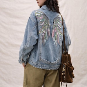 刺繍入りウィングデニムジャケット、オーバーサイズで芸術的な羽根の刺繍が施されたジーンズジャケット、ボヘミアンフェスティバルスタイルのアウター