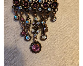 Vintage neovictoriaanse kroonluchterbroche, antiek koperkleurig filigraan met paarse en roze strass-steentjes, romantische revival.
