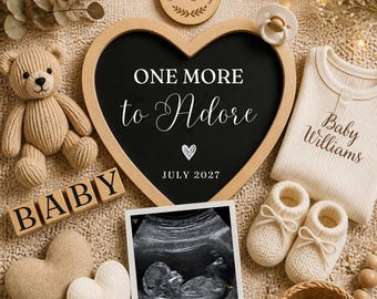 Plantilla de anuncio de embarazo "One More To Adore", anuncio de bebé editable en Canva, revelación de hermanito/a.