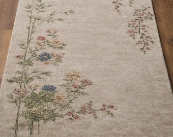 Hand Tufted Floral Rug – Soft Beige Botanical Design | Minimal Vintage Style Carpet.