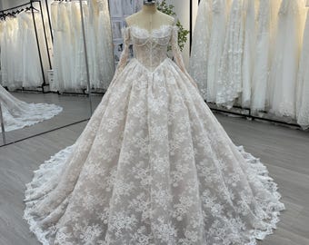 Elegante Spitze Ballkleid Brautkleid: Sweetheart Ausschnitt, Lange Ärmel