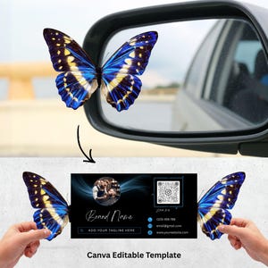 Può includere: Un modello di biglietto da visita a tema farfalla. Il biglietto presenta uno sfondo nero con una foto, il nome del marchio, un tagline e le informazioni di contatto. Due farfalle con ali blu, gialle e nere affiancano il biglietto. Il testo "Canva Editable Template" è in basso.