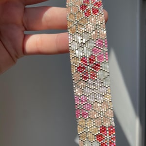 Patrón de pulsera de satén floral con puntada peyote y cuentas de semillas Miyuki (descarga digital)