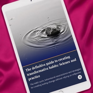 Puede incluir: Una tableta blanca que muestra la portada de un libro digital con una piedra creando ondas en agua oscura. El texto dice: The definitive guide to creating transformative habits: Science and practice. The habit cycle, behavioural neuroscience and strategies for creating lasting change without relying on willpower.