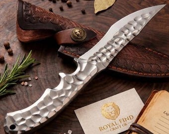 Cuchillo de caza artesanal con filo festoneado – Acero de alto contenido en carbono, funda de cuero repujado.