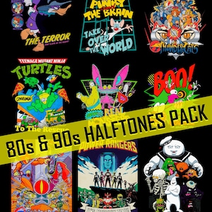 Może przedstawiać: Biały ceramiczny kubek z czarnym uchem i napisem "But First, Coffee" pogrubioną, czarną czcionką. Kubek jest ustawiony na rozmytym tle, sugerującym przytulne otoczenie.