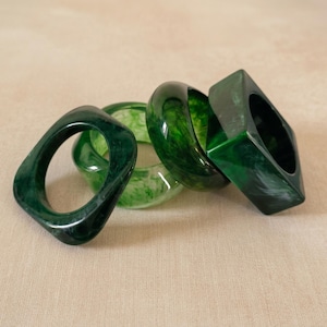 Conjunto de brazaletes gruesos de resina verde, pulseras anchas llamativas apilables, joyería modernista.