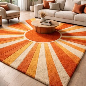 Könnte beinhalten: Ein lebendiger Teppich im Retro-Stil mit einem Sonnenstrahl-Design. Der Teppich hat abwechselnde Streifen in Orange, Gelb und Creme. Der Teppich befindet sich in einem Wohnzimmer mit Sofa und Couchtisch.