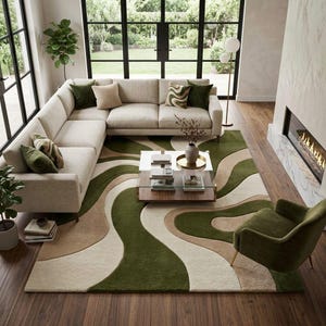K&ouml;nnte beinhalten: Ein gro&szlig;er Teppich mit einem wellenf&ouml;rmigen, abstrakten Muster in Olivgr&uuml;n, Beige und Creme. Der Teppich hat eine strukturierte, getuftete Oberfl&auml;che mit geschwungenen, flie&szlig;enden Linien, die eine dynamische Bewegung auf dem Boden erzeugen.