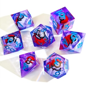 Puede incluir: Siete dados con un exterior de resina transparente púrpura. Cada dado presenta un diseño de bola roja y blanca y números azules. Los dados tienen varias formas geométricas, incluyendo cubos y un prisma pentagonal.