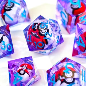 Puede incluir: Un conjunto de dados poliédricos con un exterior de resina púrpura transparente. Cada dado presenta un diseño rojo y blanco y números azules. Los dados están diseñados para juegos de mesa.