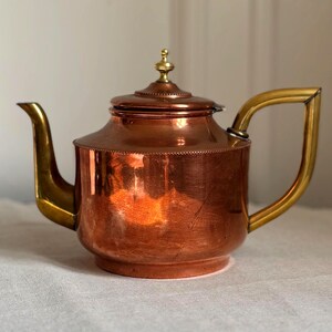 Tetera de cobre vintage con asa de latón, decoración rústica de cocina, estilo cottagecore, tetera de mediados de siglo, estilo granja sueca.