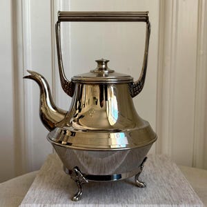 Puede incluir: Un juego de tres tazas de cerámica con un acabado mate moteado. Las tazas son en tonos crema, gris claro y gris oscuro. Cada taza tiene un diseño simple y minimalista, ideal para café o té.