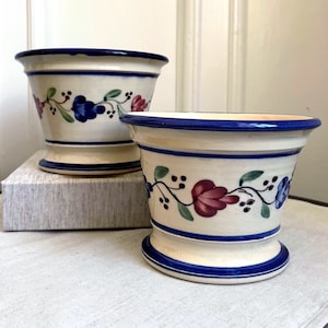 Keramische plantenbak Järvsö Keramik Hallstan, Zweedse folkloristische handgeschilderde potten, vintage Scandinavisch aardewerkpaar