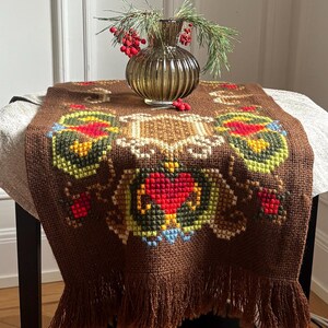 Vintage broderad bordslöpare, nordisk folkkonst, skandinavisk hjärtdesign, textil