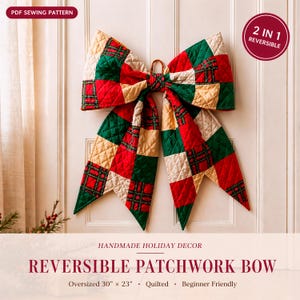 Peut inclure: Un grand nœud patchwork réversible, mesurant 76 cm sur 58 cm, est présenté. Le nœud est fait de tissu matelassé à motifs écossais rouges, verts et beiges. Le texte "REVERSIBLE PATCHWORK BOW" est visible.
