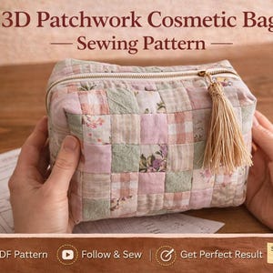 Könnte beinhalten: Ein 3D-Patchwork-Kosmetiktaschen-Schnittmuster. Die Tasche ist quadratisch und hat ein gestepptes Design in pastellrosa, grünen und cremefarbenen Quadraten. Sie hat einen Reißverschluss und eine Quaste. Der Text auf dem Bild lautet "3D Patchwork Cosmetic Bag - Sewing Pattern".